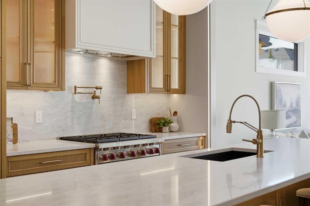 1739 48 Avenue Sw, Calgary, AB - Indoor Photo Showing Kitchen With Upgraded Kitchen