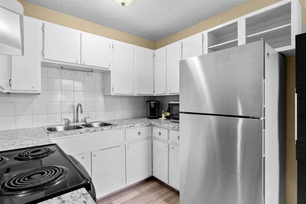 3-100 Pennsylvania Road Se, Calgary, AB - Indoor Photo Showing Kitchen With Double Sink