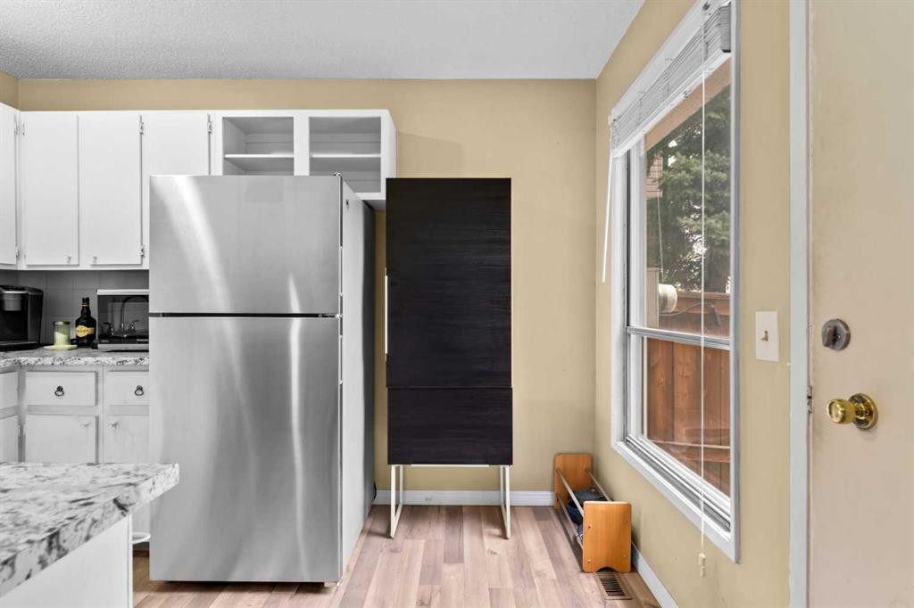 3-100 Pennsylvania Road Se, Calgary, AB - Indoor Photo Showing Kitchen