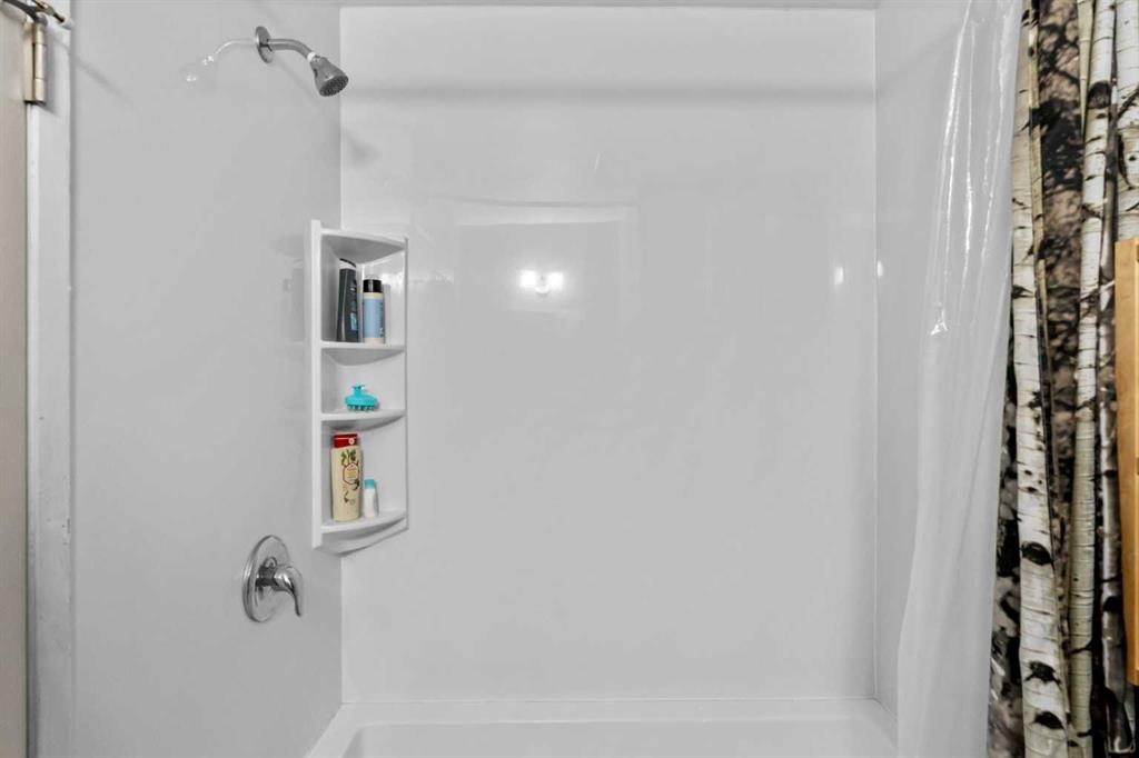 3-100 Pennsylvania Road Se, Calgary, AB - Indoor Photo Showing Bathroom