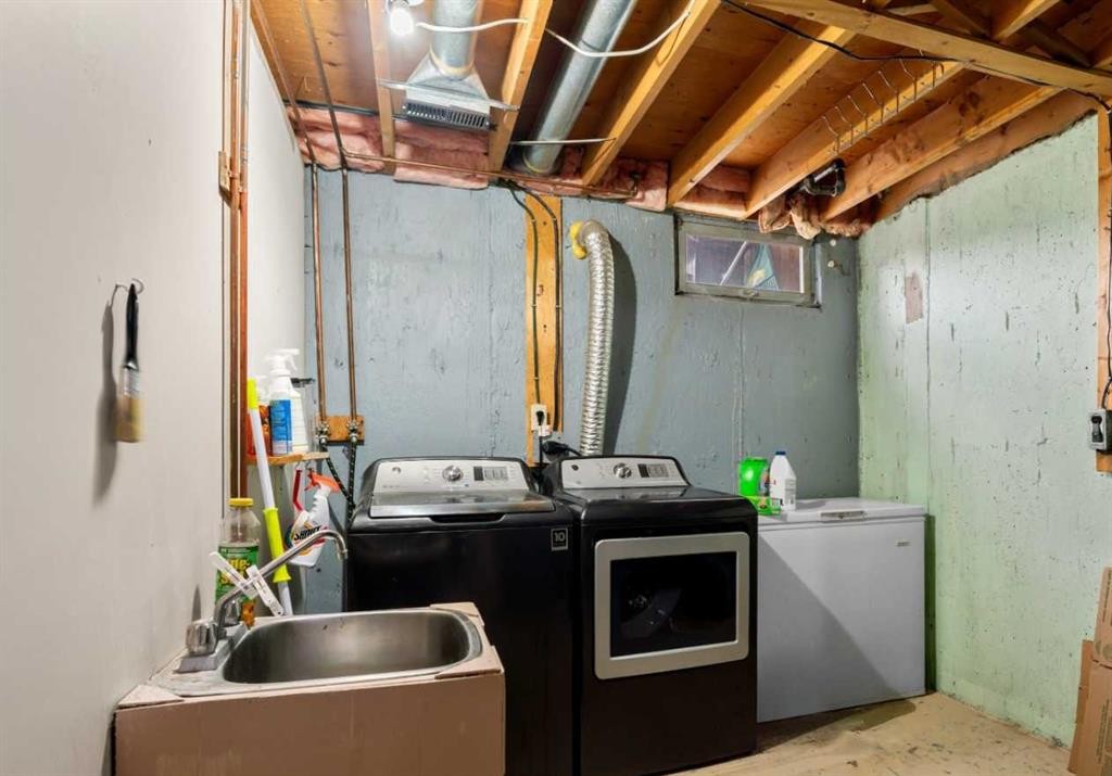 3-100 Pennsylvania Road Se, Calgary, AB - Indoor Photo Showing Laundry Room