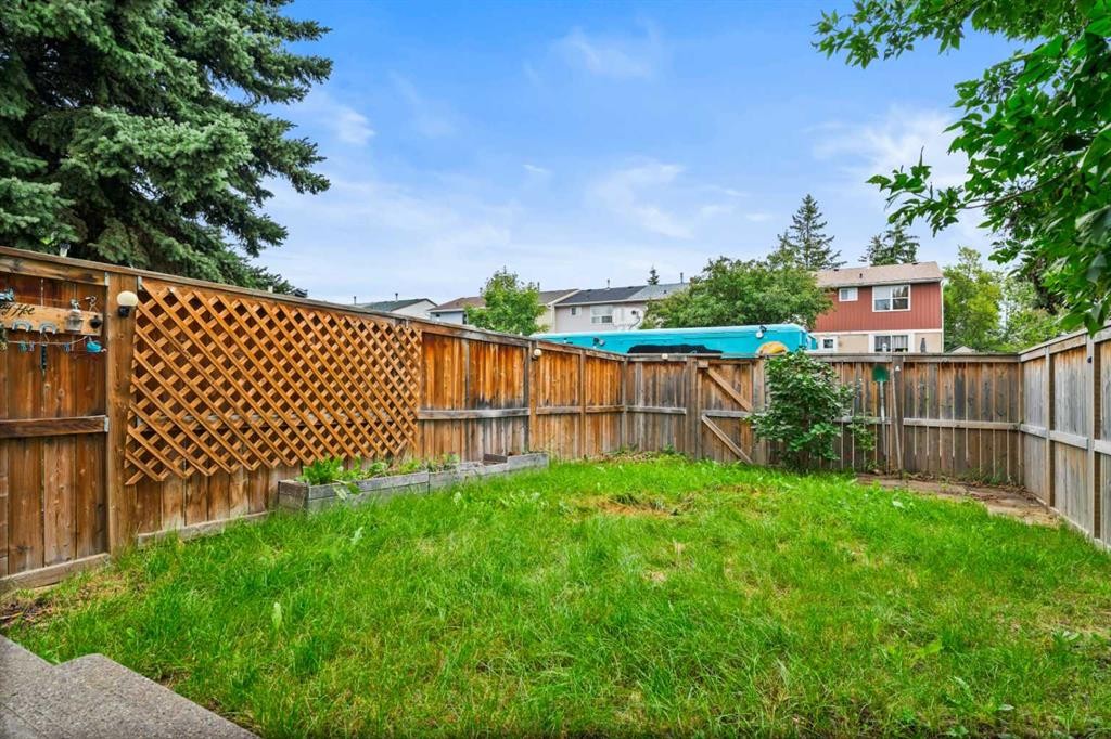 3-100 Pennsylvania Road Se, Calgary, AB - Outdoor With Backyard