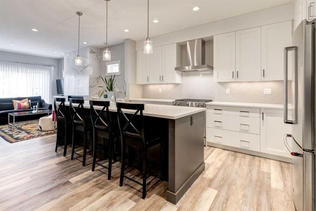 95 Sierra Morena Manor Sw, Calgary, AB - Indoor Photo Showing Kitchen With Upgraded Kitchen