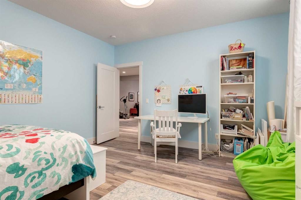 95 Sierra Morena Manor Sw, Calgary, AB - Indoor Photo Showing Bedroom