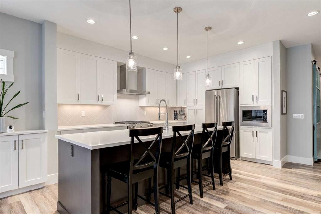 95 Sierra Morena Manor Sw, Calgary, AB - Indoor Photo Showing Kitchen With Upgraded Kitchen