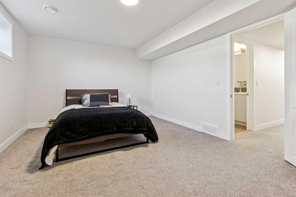 101 Lavender Manor Se, Calgary, AB - Indoor Photo Showing Bedroom