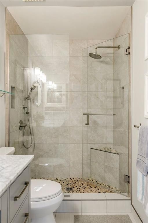 19 Sunlake Gardens Se, Calgary, AB - Indoor Photo Showing Bathroom