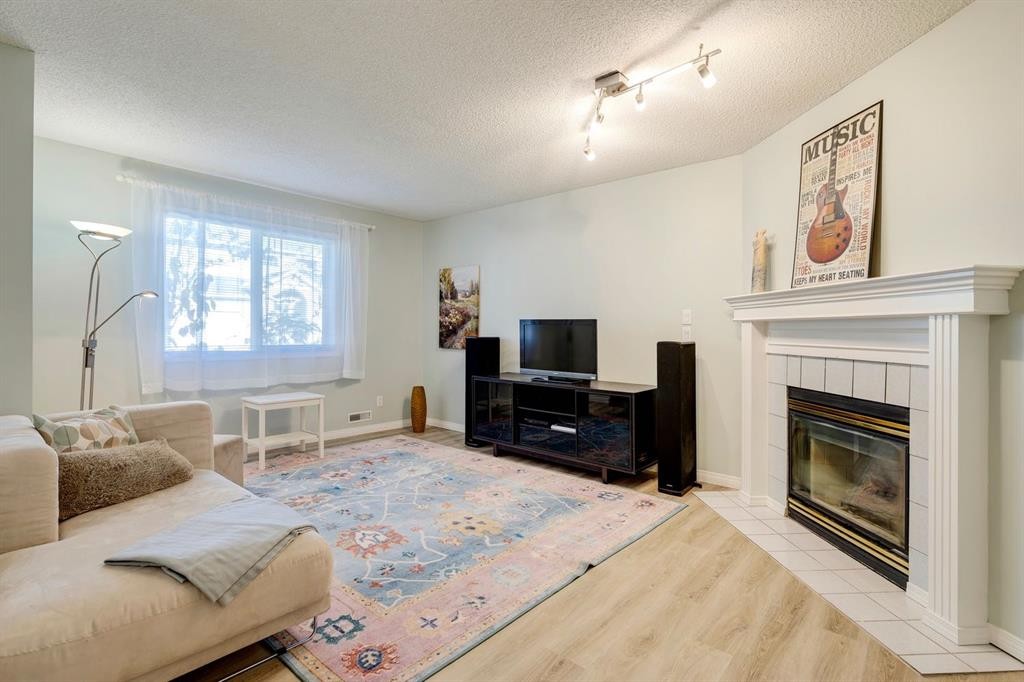 19 Sunlake Gardens Se, Calgary, AB - Indoor Photo Showing Living Room With Fireplace