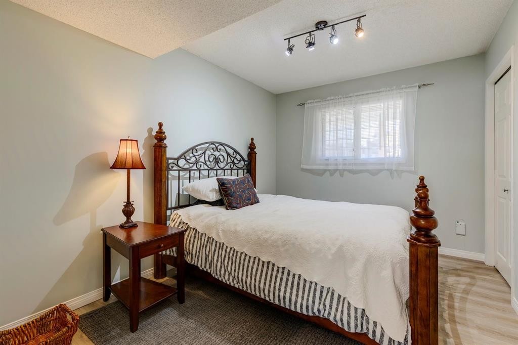19 Sunlake Gardens Se, Calgary, AB - Indoor Photo Showing Bedroom