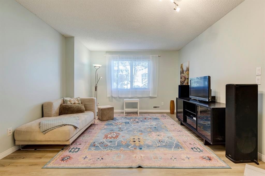 19 Sunlake Gardens Se, Calgary, AB - Indoor