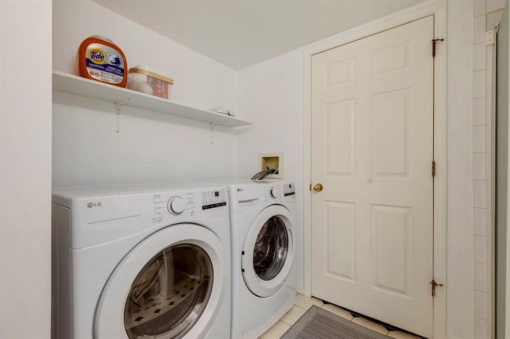19 Sunlake Gardens Se, Calgary, AB - Indoor Photo Showing Laundry Room