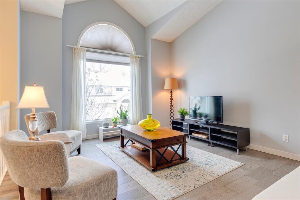 19 Sunlake Gardens Se, Calgary, AB - Indoor Photo Showing Living Room