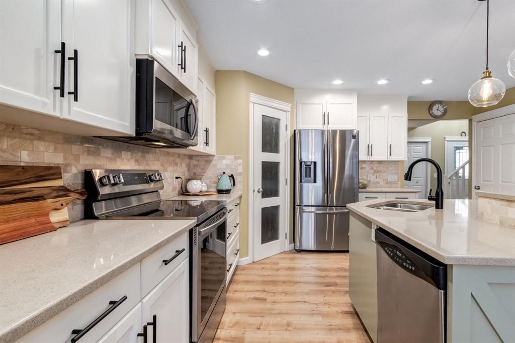 82 Cranwell Common Se, Calgary, AB - Indoor Photo Showing Kitchen With Stainless Steel Kitchen With Double Sink With Upgraded Kitchen