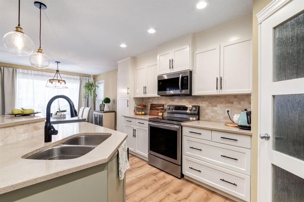 82 Cranwell Common Se, Calgary, AB - Indoor Photo Showing Kitchen With Double Sink With Upgraded Kitchen