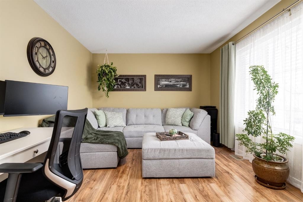 82 Cranwell Common Se, Calgary, AB - Indoor Photo Showing Living Room