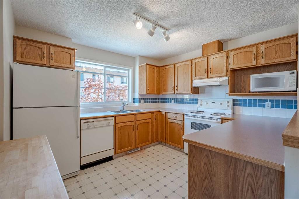 203 Anderson Grove Sw, Calgary, AB - Indoor Photo Showing Kitchen With Double Sink