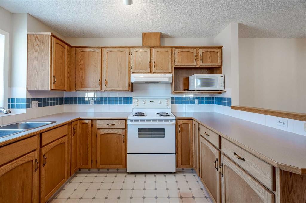203 Anderson Grove Sw, Calgary, AB - Indoor Photo Showing Kitchen With Double Sink