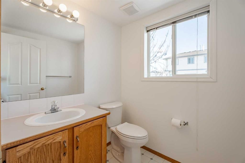 203 Anderson Grove Sw, Calgary, AB - Indoor Photo Showing Bathroom
