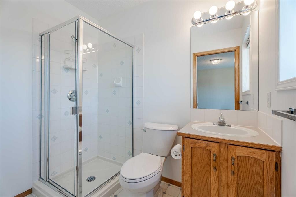 203 Anderson Grove Sw, Calgary, AB - Indoor Photo Showing Bathroom