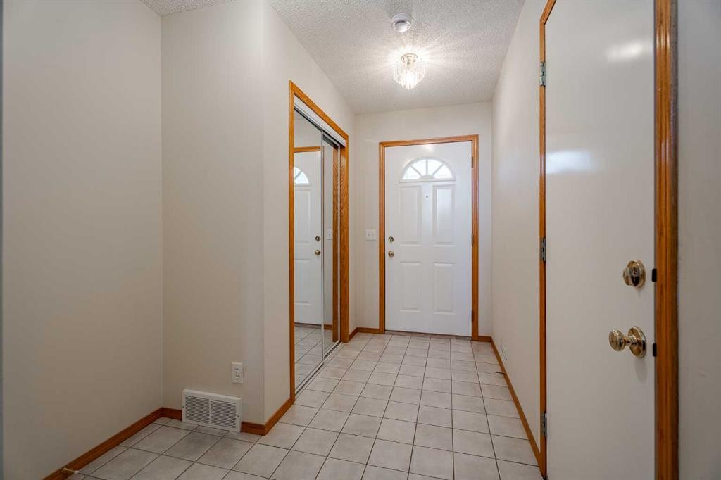 203 Anderson Grove Sw, Calgary, AB - Indoor Photo Showing Other Room