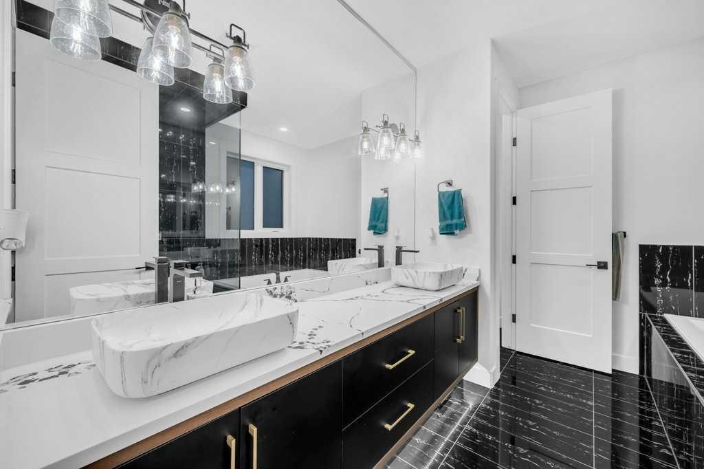 95 Saddlepeace Way Ne, Calgary, AB - Indoor Photo Showing Bathroom