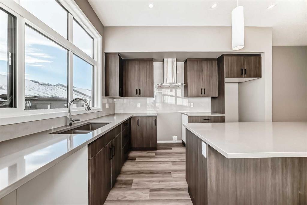 155 Sawgrass Gate Nw, Airdrie, AB - Indoor Photo Showing Kitchen With Double Sink With Upgraded Kitchen
