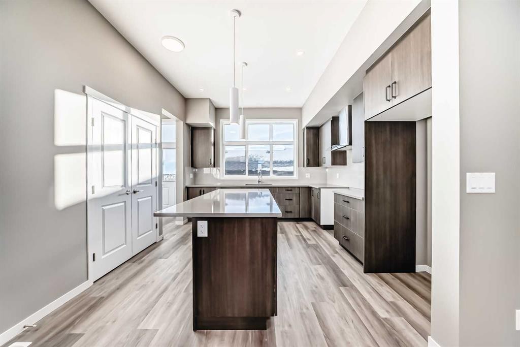 155 Sawgrass Gate Nw, Airdrie, AB - Indoor Photo Showing Kitchen With Upgraded Kitchen