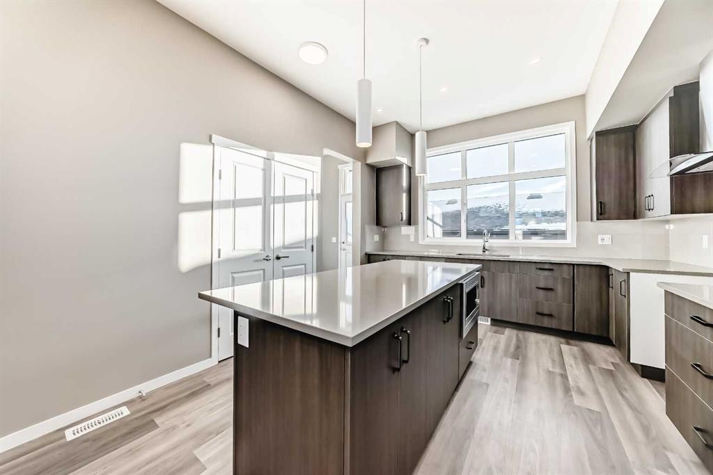 155 Sawgrass Gate Nw, Airdrie, AB - Indoor Photo Showing Kitchen With Upgraded Kitchen