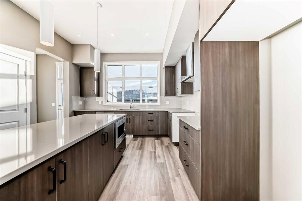 155 Sawgrass Gate Nw, Airdrie, AB - Indoor Photo Showing Kitchen With Upgraded Kitchen