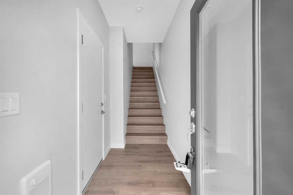 305 Shawnee Square Sw, Calgary, AB - Indoor Photo Showing Other Room