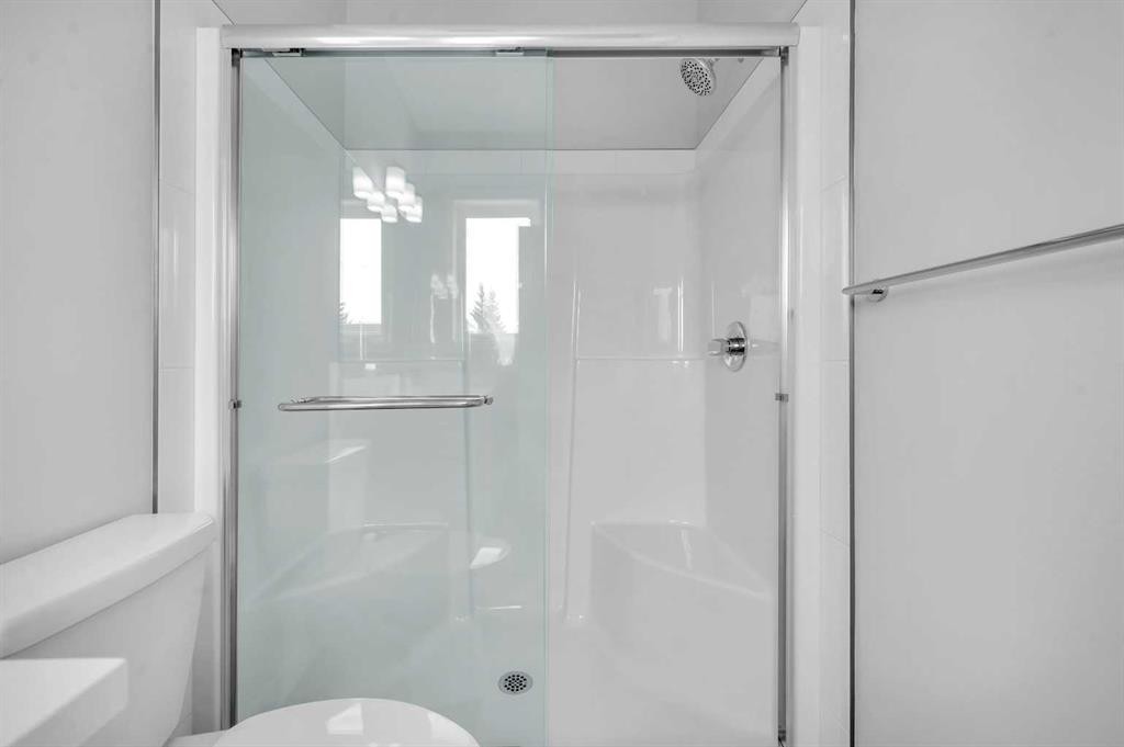 305 Shawnee Square Sw, Calgary, AB - Indoor Photo Showing Bathroom