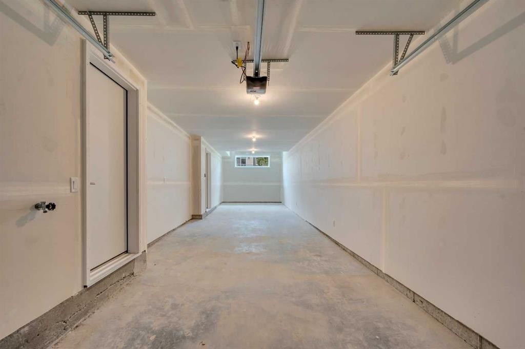 305 Shawnee Square Sw, Calgary, AB - Indoor Photo Showing Other Room