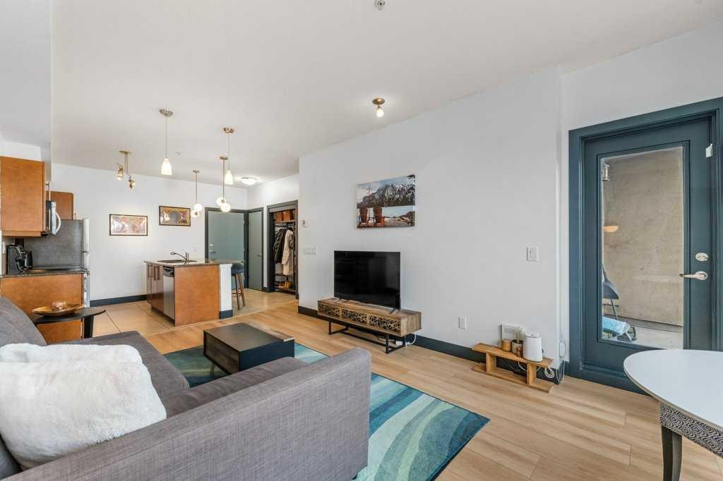 306-2307 14 Street Sw, Calgary, AB - Indoor Photo Showing Living Room