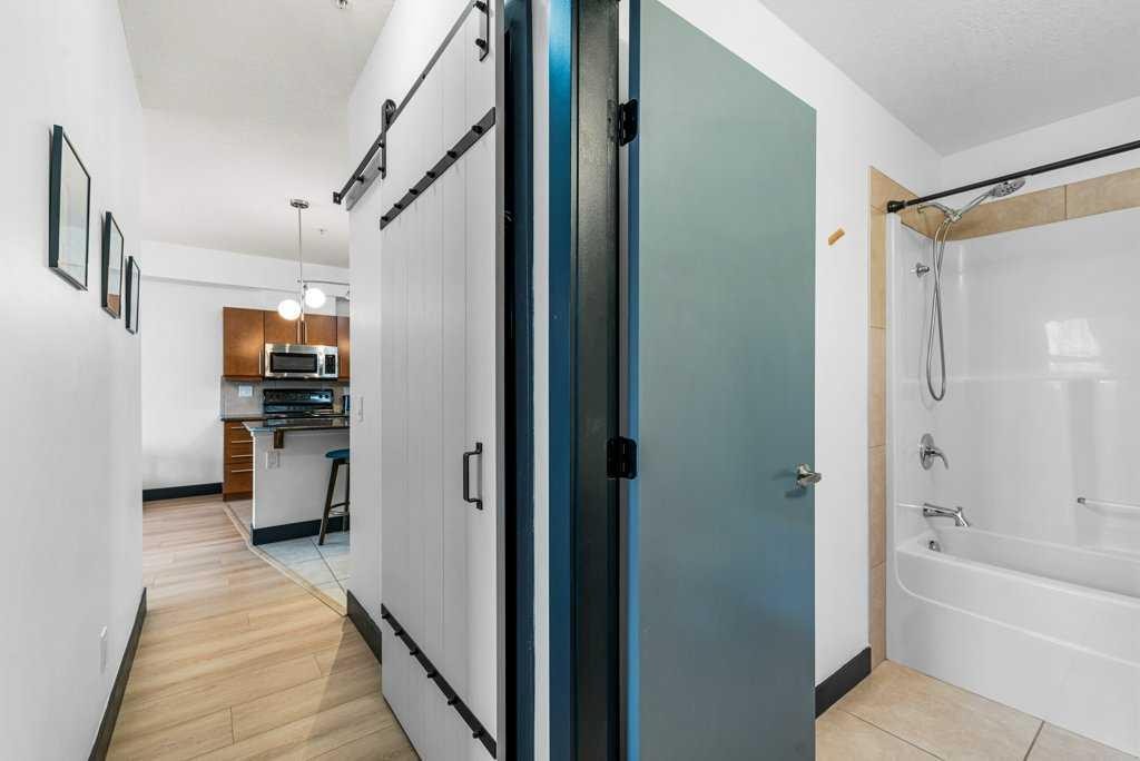 306-2307 14 Street Sw, Calgary, AB - Indoor Photo Showing Bathroom