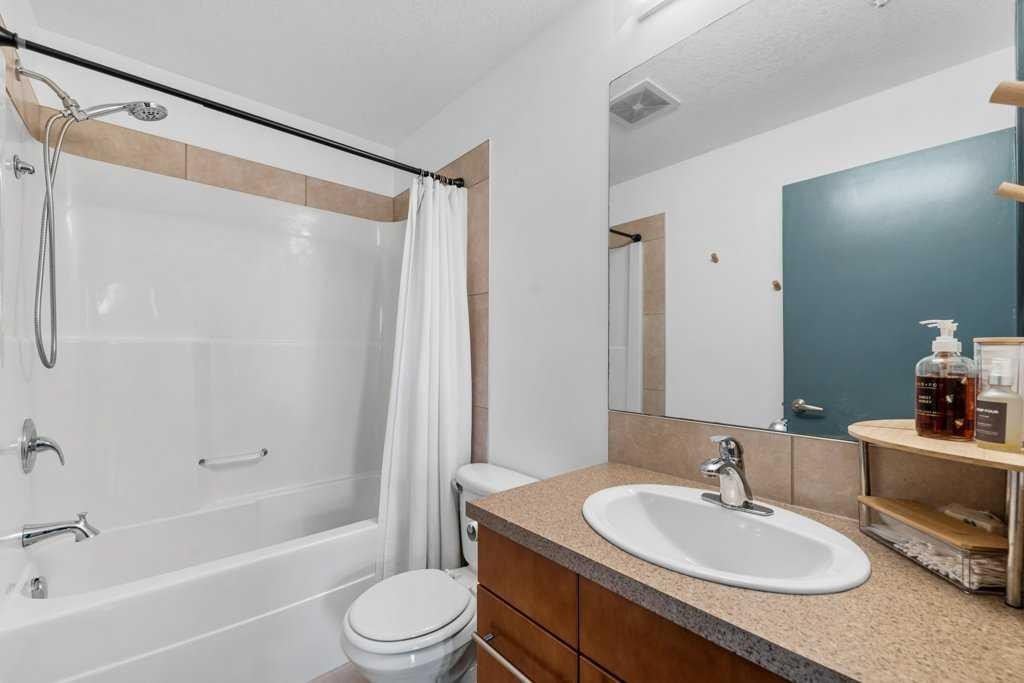 306-2307 14 Street Sw, Calgary, AB - Indoor Photo Showing Bathroom