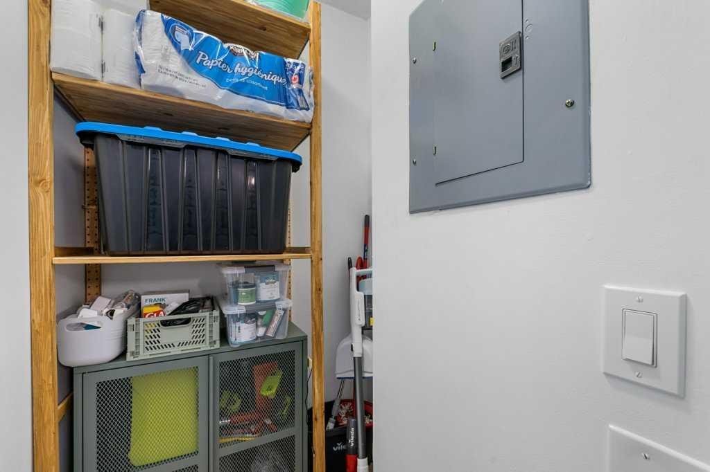 306-2307 14 Street Sw, Calgary, AB - Indoor Photo Showing Other Room