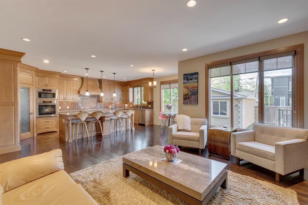 2609 7 Avenue Nw, Calgary, AB - Indoor Photo Showing Living Room