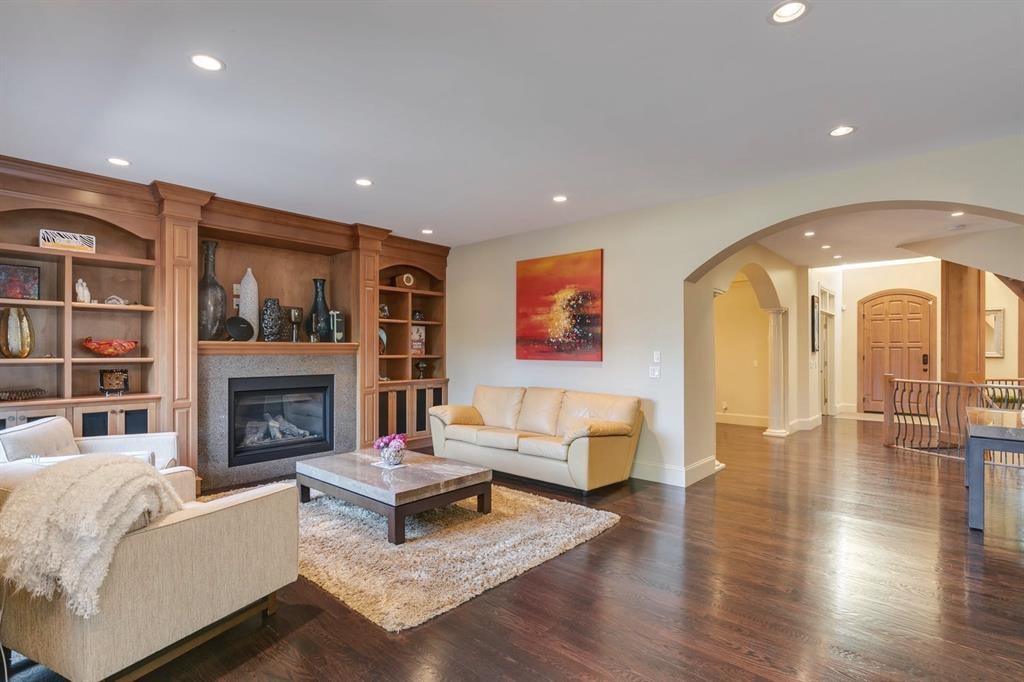 2609 7 Avenue Nw, Calgary, AB - Indoor Photo Showing Living Room With Fireplace