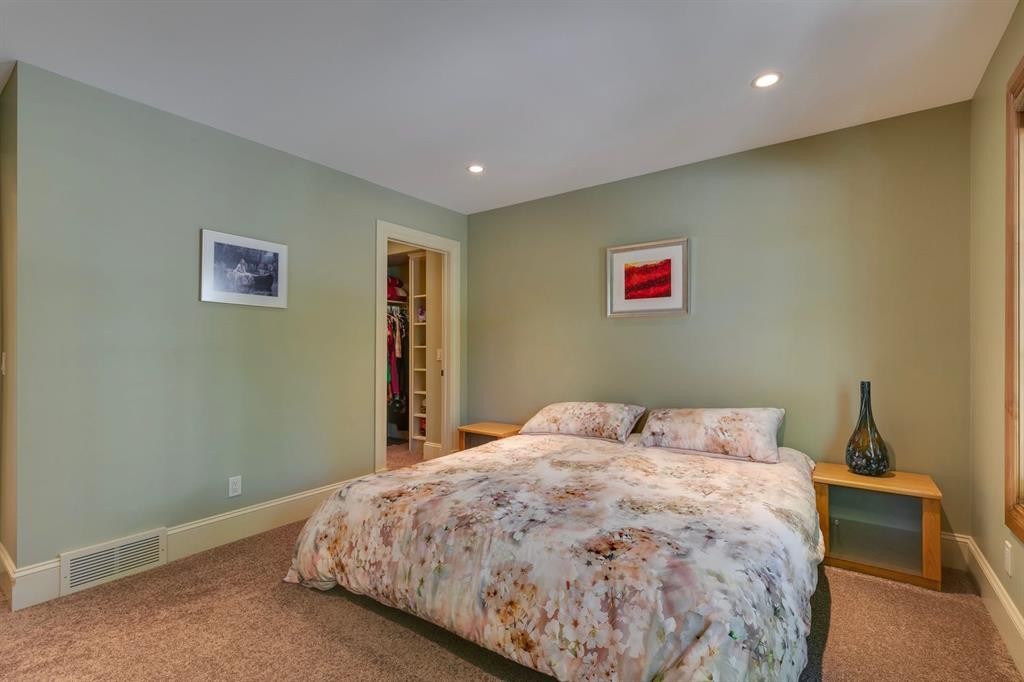 2609 7 Avenue Nw, Calgary, AB - Indoor Photo Showing Bedroom