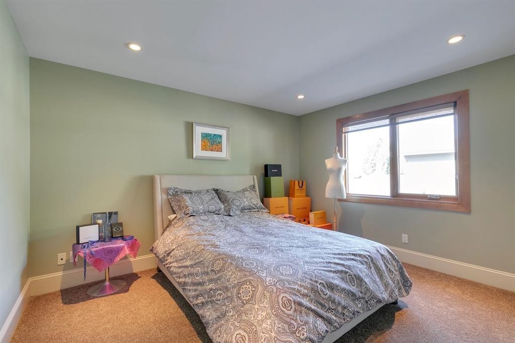 2609 7 Avenue Nw, Calgary, AB - Indoor Photo Showing Bedroom