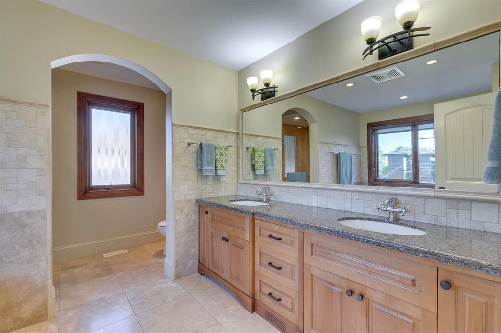2609 7 Avenue Nw, Calgary, AB - Indoor Photo Showing Bathroom