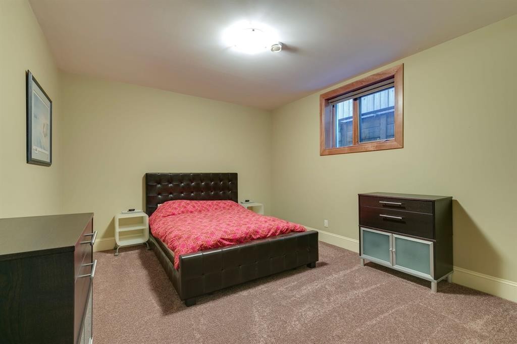 2609 7 Avenue Nw, Calgary, AB - Indoor Photo Showing Bedroom