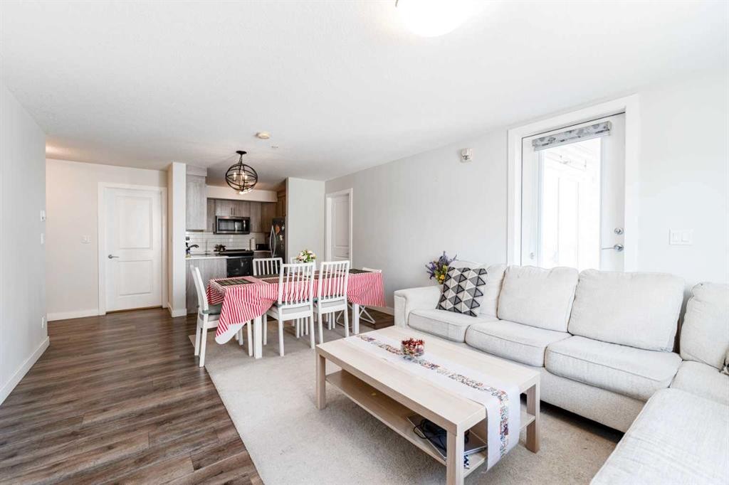 3217-6118 80 Avenue Ne, Calgary, AB - Indoor Photo Showing Living Room