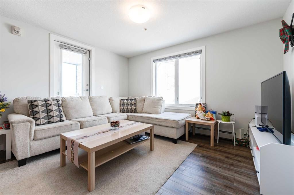3217-6118 80 Avenue Ne, Calgary, AB - Indoor Photo Showing Living Room