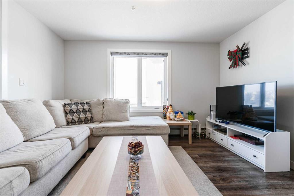 3217-6118 80 Avenue Ne, Calgary, AB - Indoor Photo Showing Living Room