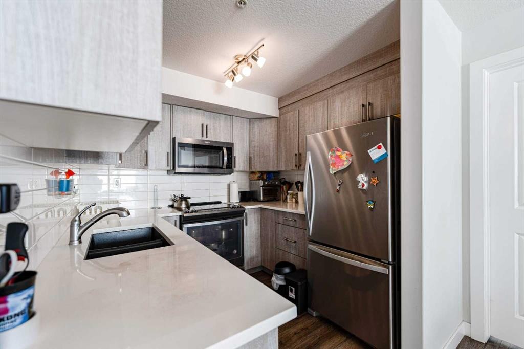 3217-6118 80 Avenue Ne, Calgary, AB - Indoor Photo Showing Kitchen With Double Sink