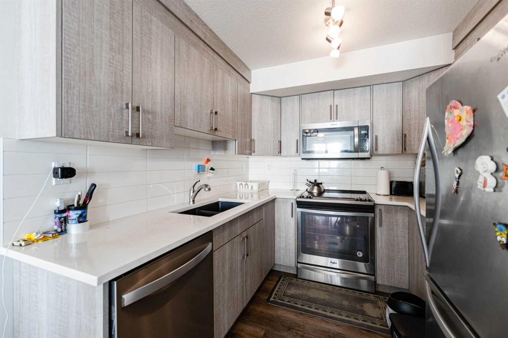 3217-6118 80 Avenue Ne, Calgary, AB - Indoor Photo Showing Kitchen With Double Sink With Upgraded Kitchen