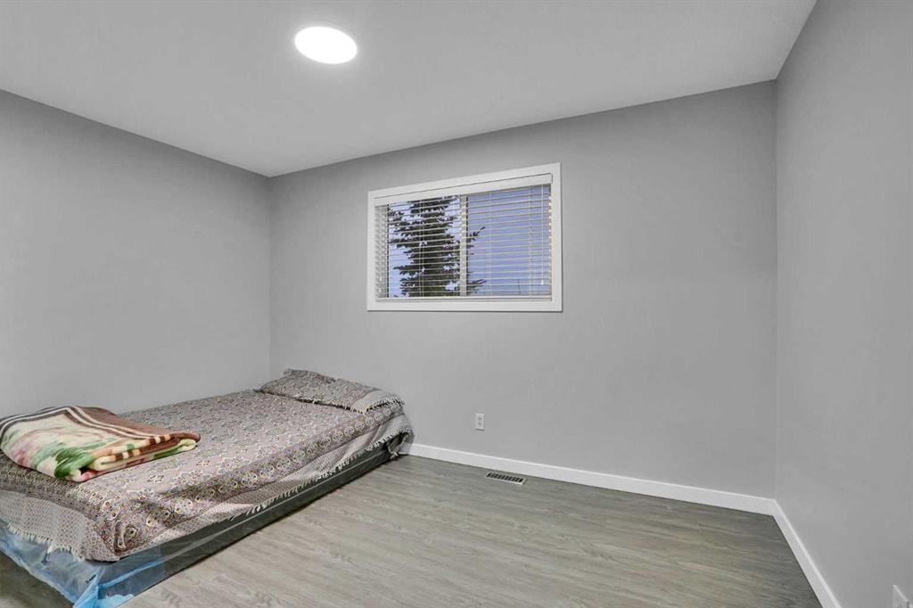 257 Saddlebrook Point Ne, Calgary, AB - Indoor Photo Showing Bedroom