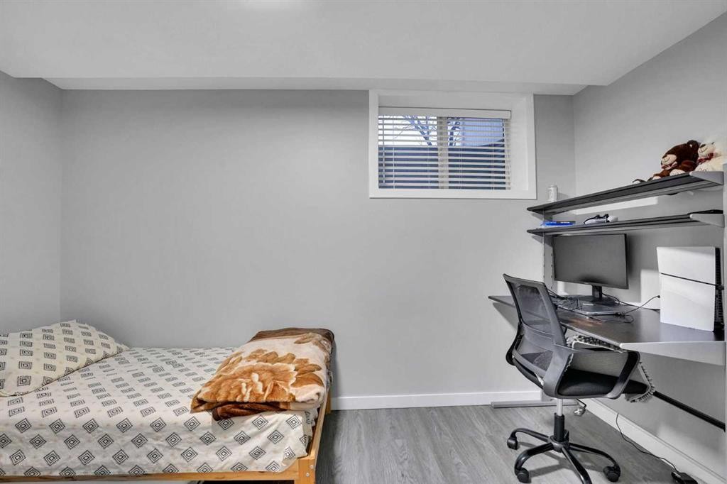 257 Saddlebrook Point Ne, Calgary, AB - Indoor Photo Showing Bedroom