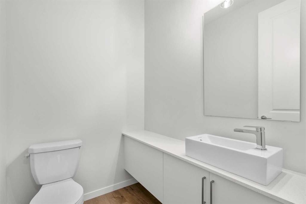 107 Royston Way Nw, Calgary, AB - Indoor Photo Showing Bathroom